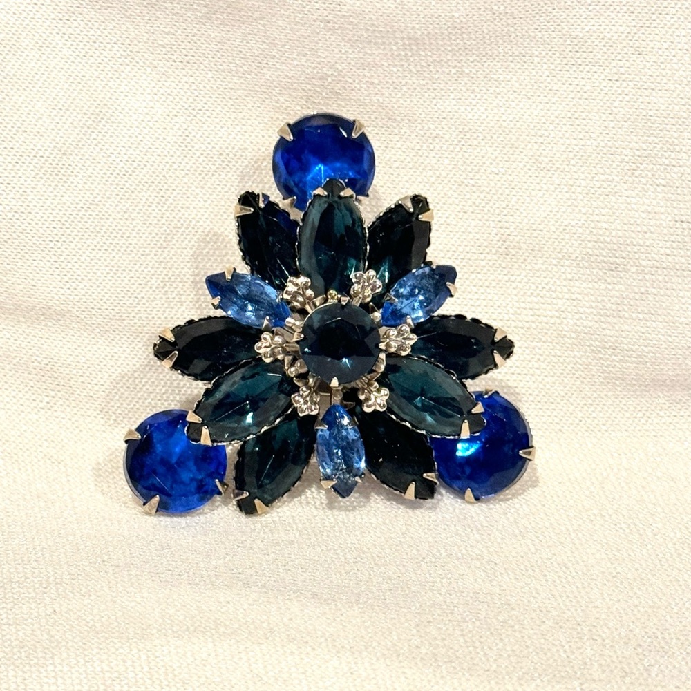 VINTAGE JULIANA COBALT BLUE RHINESTONE PRONG SET SILVER TONE BROOCH PIN